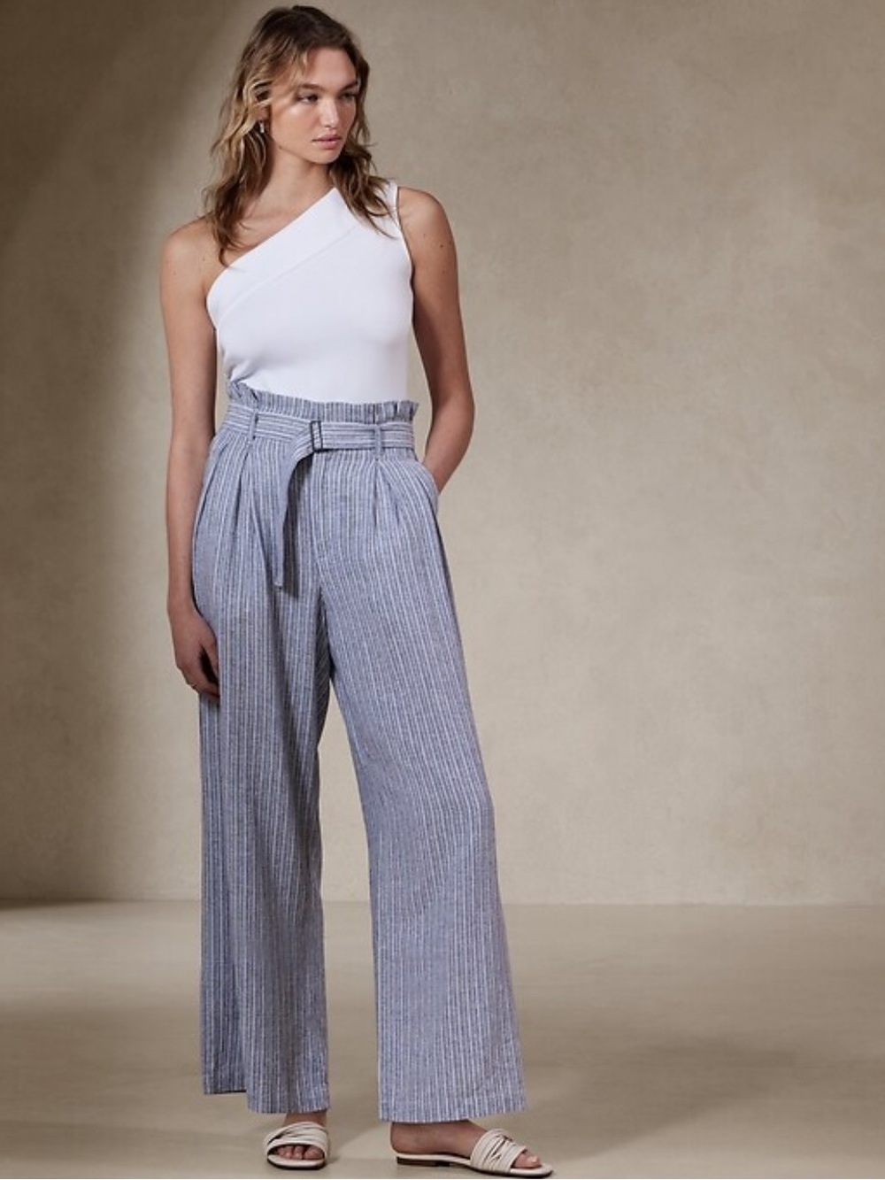 BANANA REPUBLIC Women’s Size 6 Light Blue Stripe Linen-Blend Paperbag Pant
